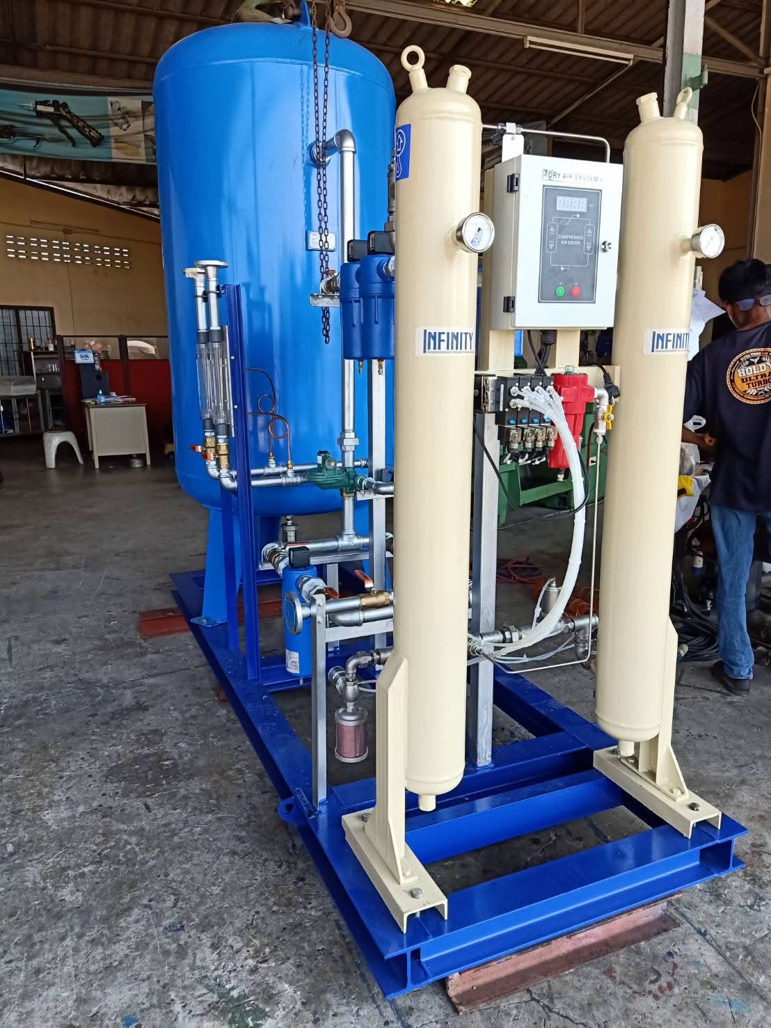 Skid-mounted compressed-air dryer with pressure vessel and twin towers