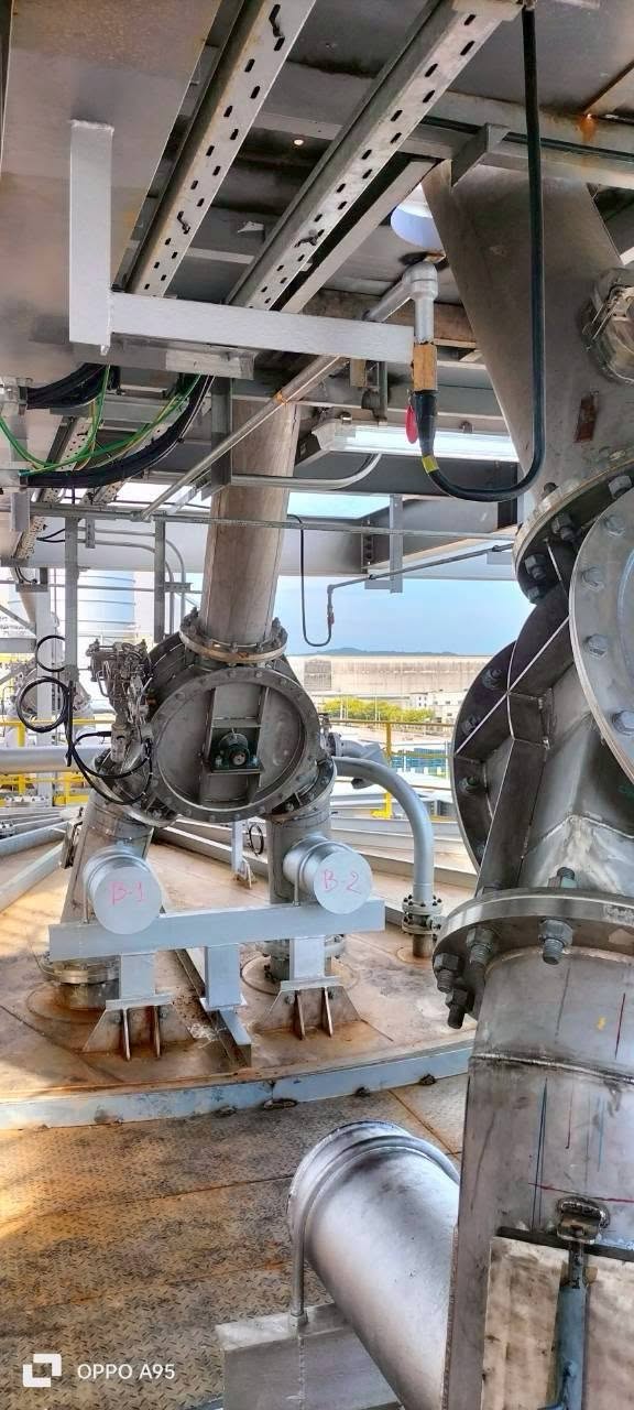 Large-diameter expansion joints installed on a live process plant